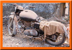 Oude motorfiets met roest